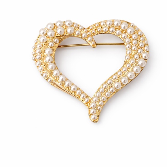 Jewelry - Elegant Heart-Shaped Pearl Brooch